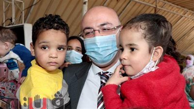 محافظ بني سويف يوزع «فوانيس رمضان» ويداعب الأطفال في احتفالية يوم اليتيم