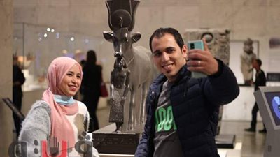 بابتسامة وسيلفي.. الفرحة تظهر على وجوه زوار المتحف القومي للحضارة | صور