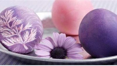 البقدونس للأخضر والباذنجان للبنفسجي.. طرق تلوين البيض بمواد طبيعية