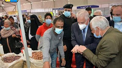 محافظ جنوب سيناء يفتتح معرض «أهلا رمضان» | صور