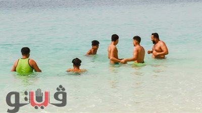 مواطنون يهربون من حر الطقس بالتوافد على شواطئ مطروح | فيديو وصور