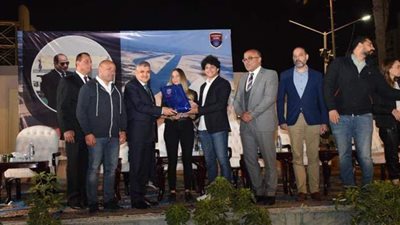 نادي الزهور يكرم رئيس قناة السويس احتفالا بتعويم السفينة الجانحة