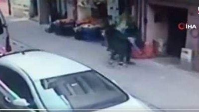 رفضت العودة له.. لحظة طعن تركي لطليقته أمام المارة في الشارع | فيديو