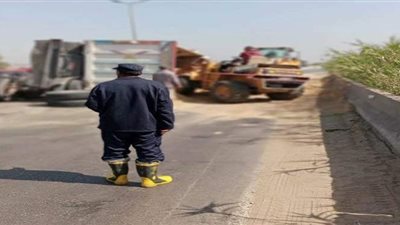 شلل مروري بسبب انقلاب سيارة محملة بالرمال على طريق كفر شكر