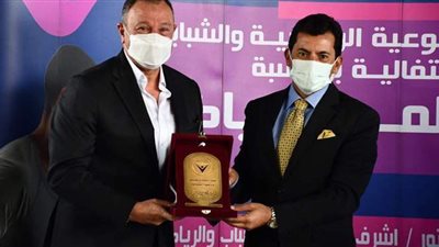وزير الرياضة يكرم محمود الخطيب وأحمد مجاهد | صور