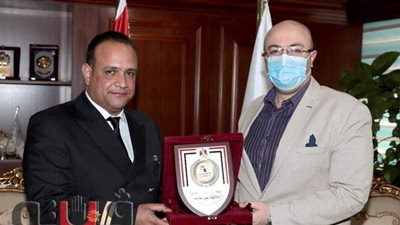 محافظ بني سويف يُكرًم قبطانا بحريا شارك في تعويم السفينة الجانحة