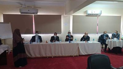 رئيس جامعة الوادي يرأس لجنة تقييم أبحاث الماجستير والدكتوراه للمتقدمين بمنحة التضامن