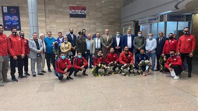 وزير الرياضة يهنئ منتخب المصارعة بمطار القاهرة بعد التأهل للأولمبياد