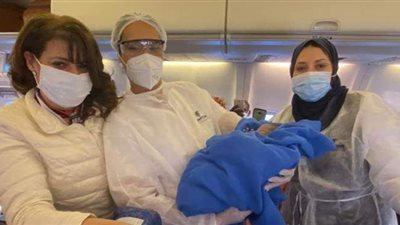 أم تضع مولودها على رحلة مصر للطيران القادمة من ندجامينا| صور