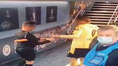 تصرف غريب من حكم الراية مع هالاند بعد انتهاء مباراة مان سيتي ودورتموند | فيديو