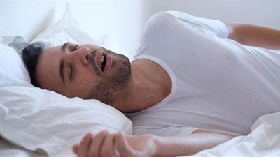 تسبب انقطاع النفس أثناء النوم.. أكلات ممنوع تناولها على العشاء
