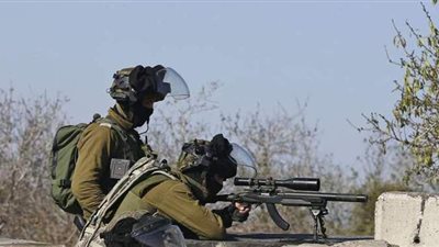 أمطروه بالرصاص داخل سيارته.. استشهاد فلسطيني وإصابة زوجته بنيران إسرائيلية | فيديو