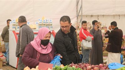 في أول أيام العمل.. إقبال كبير من المواطنين على معرض 