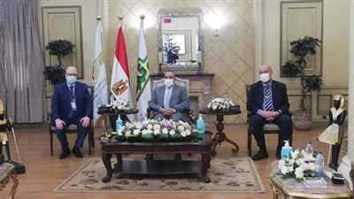 وزير الطيران يتفقد أحدث معدات الخدمات بمهبط مطار القاهرة