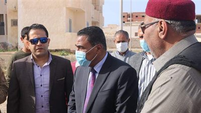 محافظ مطروح يوجه الكهرباء بإنارة الأعمدة بمنطقة ابني بيتك| صور