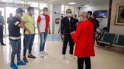 سيد عبد الحفيظ ولاعبو الأهلى في زيارة لمستشفى الناس