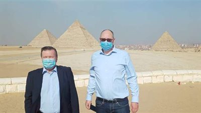 نائب وزير خارجية أوكرانيا وسفيرها يزوران الأهرامات