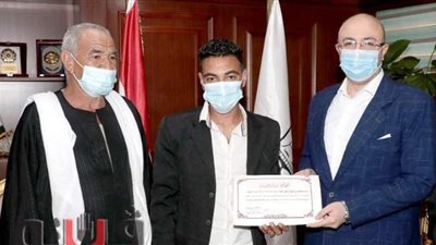 محافظ بني سويف يكرم شابا لشجاعته في إنقاذ أسرة من الغرق ببورسعيد