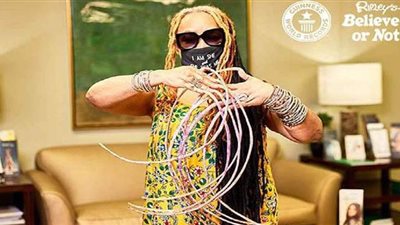 لبدء حياة جديدة.. صاحبة أطول أظافر في العالم تقصها بعد 30 عاما