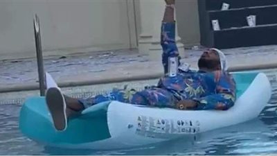 بعد إلقاء الأموال في المياه.. جمهور السوشيال ميديا يفتح النار على محمد رمضان