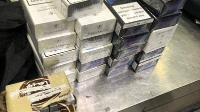 إحباط محاولة تهريب خصلات شعر وسجائر مخبأة داخل كراتين بمطار القاهرة | صور