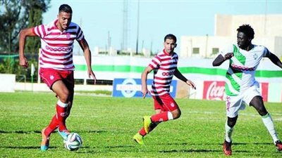 مذيع رياضي يطلب زجاجة خمر على الهواء أثناء تعليقه على مباراة بالدوري التونسي | فيديو