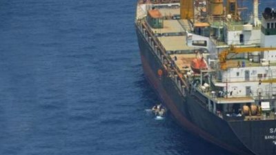 مروحية مجهولة وزورقان.. تفاصيل جديدة حول استهداف السفينة الإيرانية بالبحر الأحمر