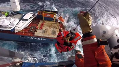 القصة الكاملة لمحاولة إنقاذ سفينة شحن هولندية في المياه الهائجة