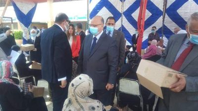 محافظ القاهرة يوزع كراتين رمضان على أهالي الدرب الأحمر