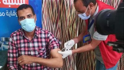 بدء تطعيم العاملين في قطاع السياحة بالبحر الأحمر ضد فيروس كورونا