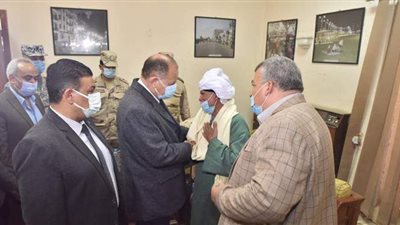 محافظ أسيوط يتقدم جنازة الشهيد إبراهيم عيون ويقدم العزاء لأسرته | صور