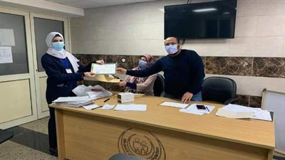 مدير مستشفى عزل قها يكرم أفراد الأطقم الطبية المتميزة