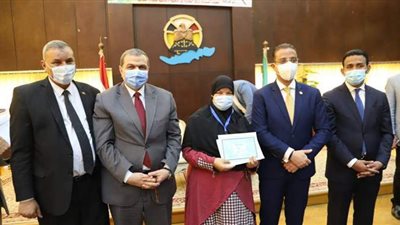 سعفان ومحافظ الفيوم يسلمان 112 متدرباً شهادات اتمام التدريب بالوحدة المتنقلة