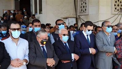 محافظ بورسعيد ورئيس هيئة قناة السويس يتقدمان جنازة اللواء سماح قنديل | صور