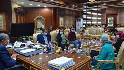 محافظ المنيا يستقبل وفد برنامج التنمية المحلية لصعيد مصر | صور