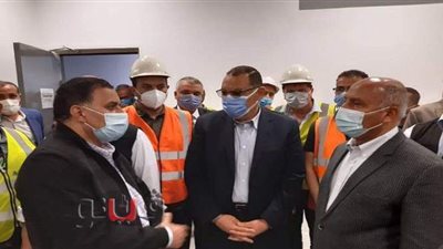 بسبب «سيلفي».. شاب يستوقف وزير النقل بالشرقية |صور