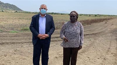 القصير يزور بعض المشروعات الزراعية بجنوب السودان ويطلع على وسائل الزراعة هناك