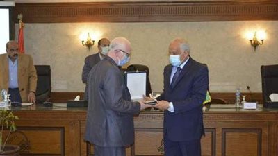 محافظ الجيزة يكرم أسر شهداء الجيش والشرطة ويخصص قسما للتواصل معهم |صور