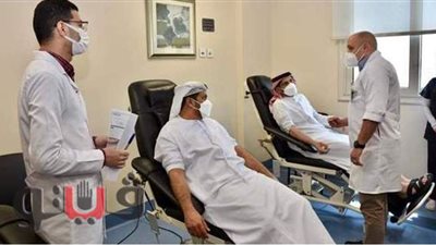 سفير الإمارات يشارك أطفال أورام الصعيد اللعب ويتبرع بالدم |صور