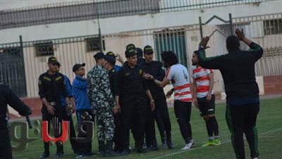 بسبب ضربة ركنية.. حكم مباراة البلدية والمنصورة يخرج في حراسة الشرطة| صور