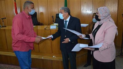 محافظ المنيا يسلم 151 مشروعا تنمويا متنوعا للمرأة المعيلة والشباب| صور