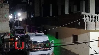 انقلاب سيارة محملة بـ «الدقيق» بشارع المعنا في قنا |فيديو