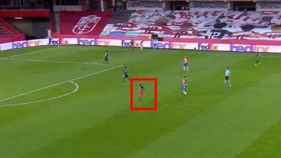 بدون ملابس.. شخص يقتحم مباراة مانشستر يونايتد وغرناطة بالدوري الأوروبي