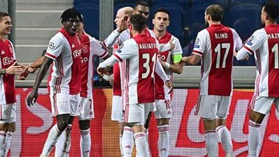 أياكس يتقدم بهدف على روما في الشوط الأول بالدوري الأوروبي