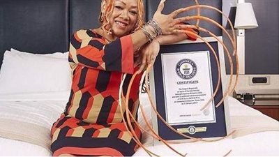 بعد نحو 30 عاما.. صاحبة أطول أظافر في العالم تقرر قصها |فيديو