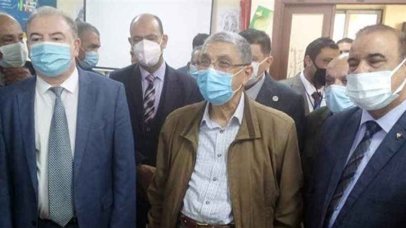 وزير الكهرباء بمدرسة