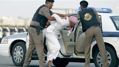 بينهم مصري.. القبض على 10 أشخاص مارسوا عمليات النصب والاحتيال في السعودية