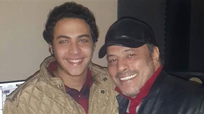 إصابة نجل عمرو عبد الجليل بمرض خطير.. والفنان: هيعمل عملية.. ادعو له