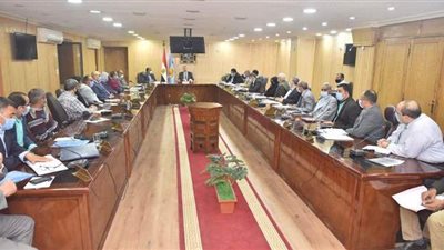 محافظ أسيوط يبحث توفير أراض لمشروعات مبادرة تطوير الريف المصري