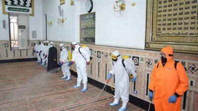 تعقيم مسجد السيدة نفيسة استعدادا لشهر رمضان | صور